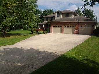 1st image of 121 Sycamore Woods Ln