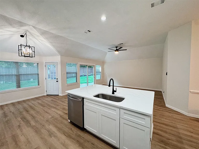 7504 Shasta Dr — Photo 13