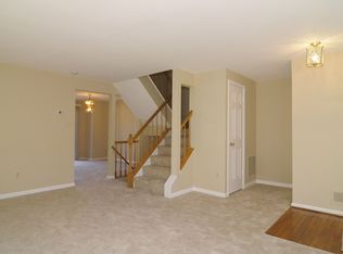 9042 White Rose Ln, Fairfax, VA 22031