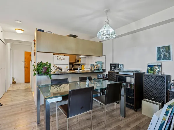 6611 Cooney Rd #910, Richmond, BC V6Y 4C5