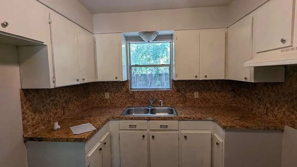 3 bed, 1.0 bath, 936 sqft, $1,699 — Photo 3