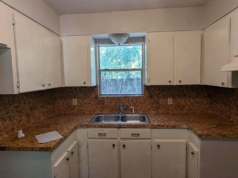215 Blackshear St — Photo 3