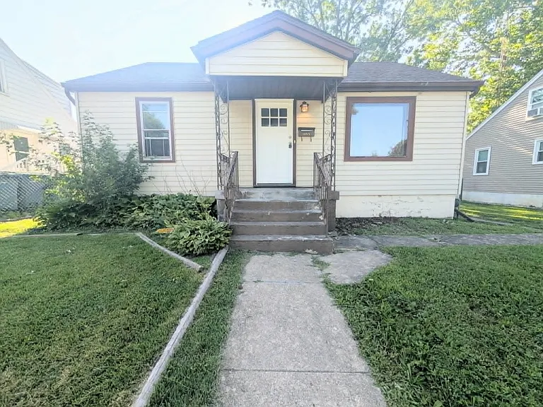 384 S Center Ave — Photo 1