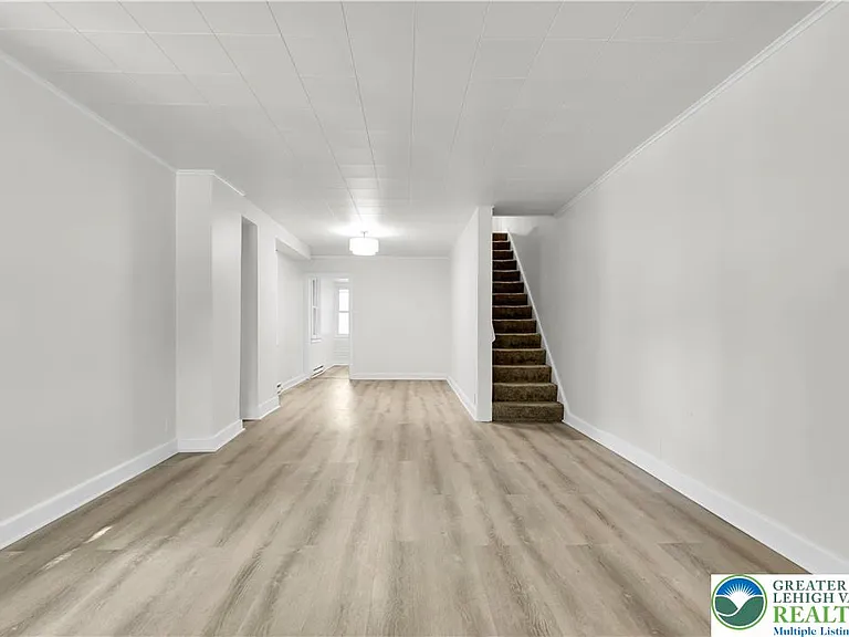 128 W Fairview St — Photo 5