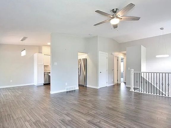 4th image of 1062 Woodland Park Dr