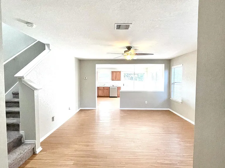 425 Hampton Cv — Photo 6