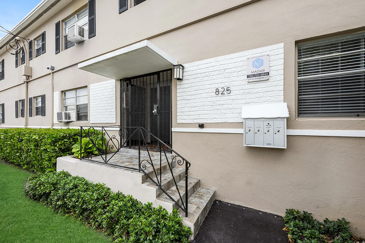 Building Entrance - 825 SW 5th St #3