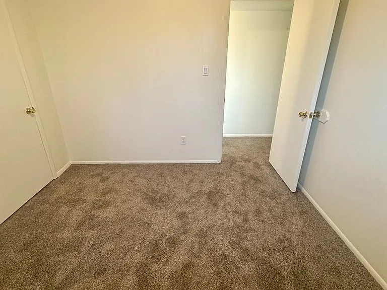 2625 N Chestnut St — Photo 14
