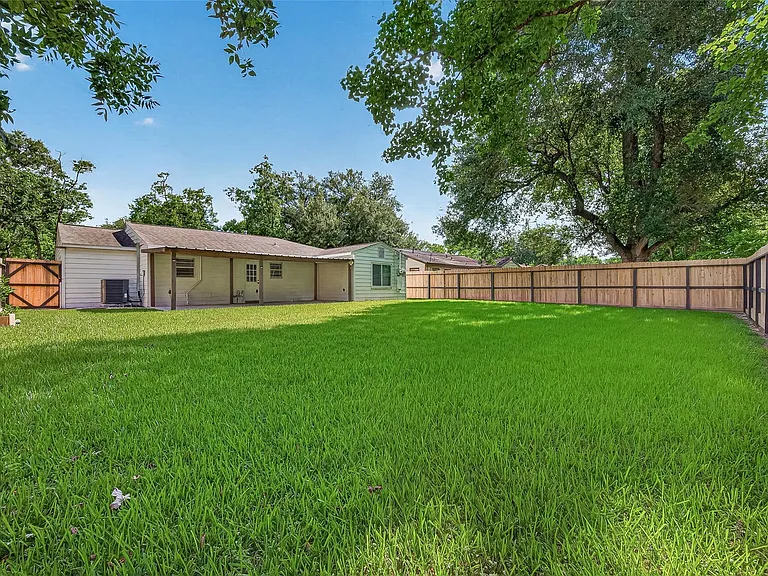 214 E Foley St — Photo 14