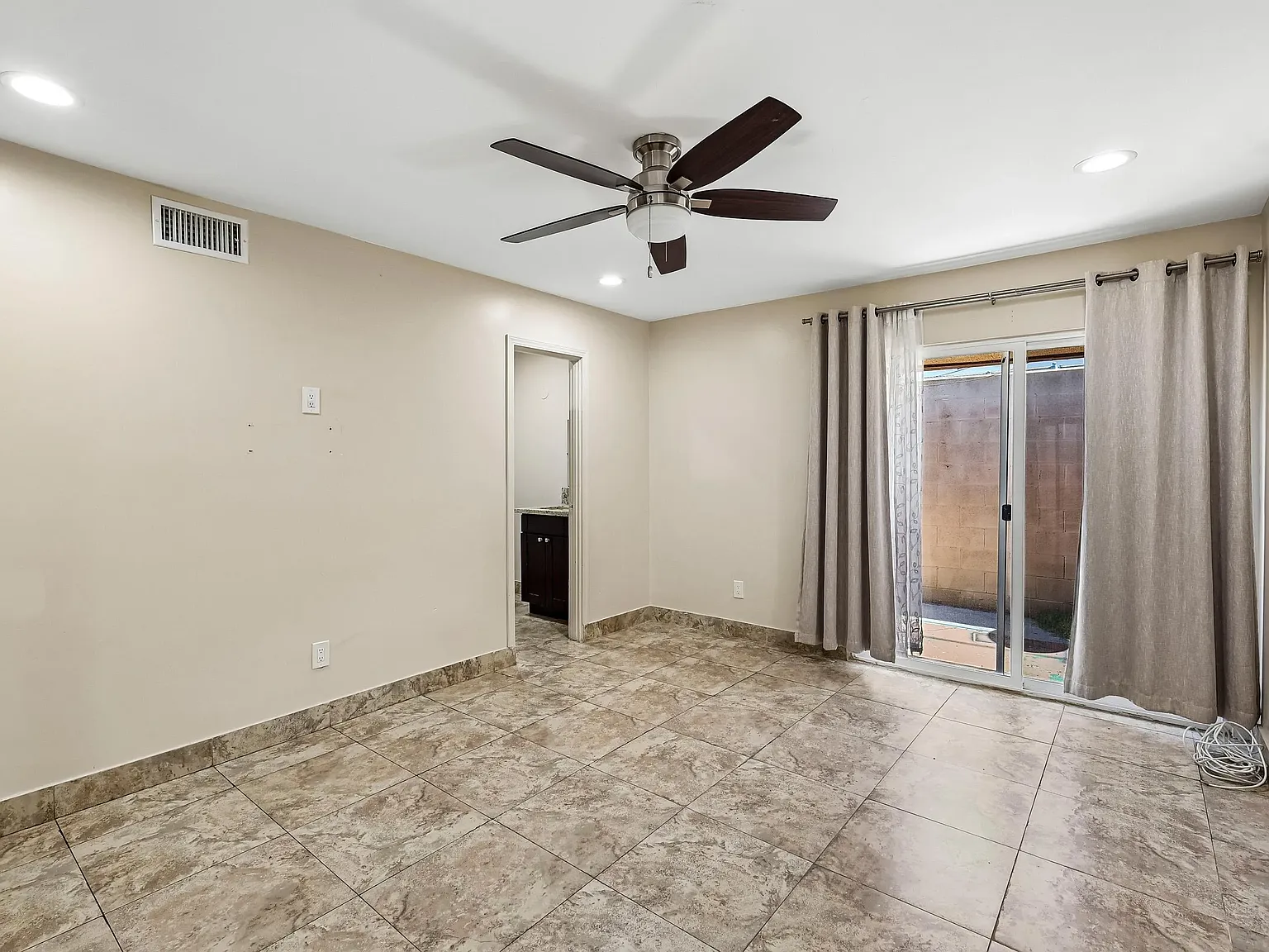 559 Oakdale Ln — Photo 3