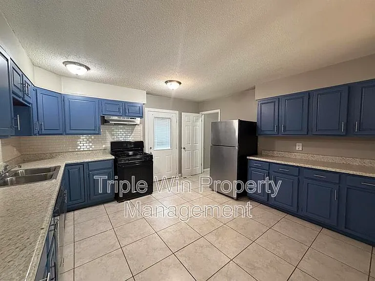 714 Undercliff Dr — Photo 13