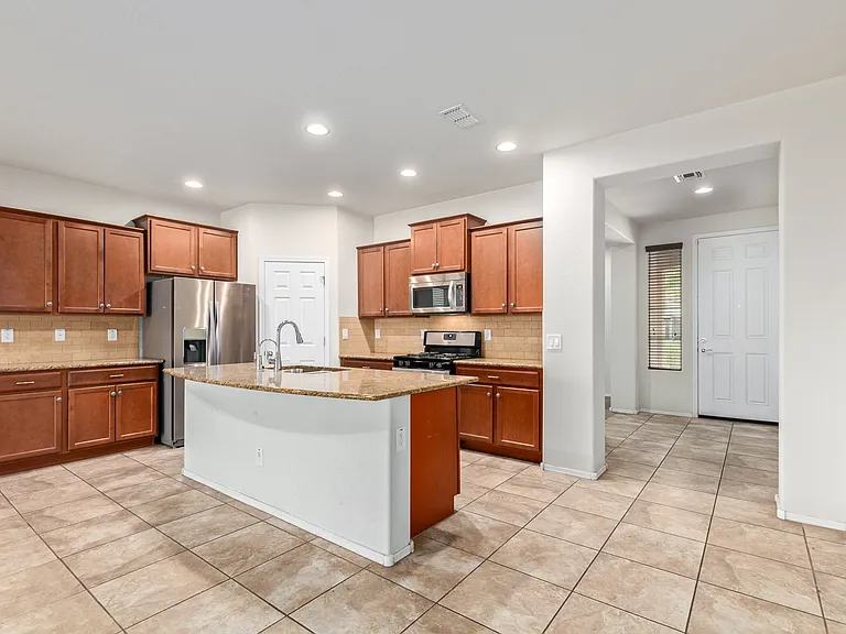 1019 W Spur Dr — Photo 8