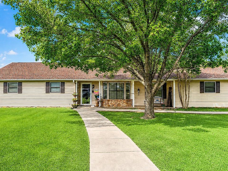 1st image of 821 W Green Oaks Dr