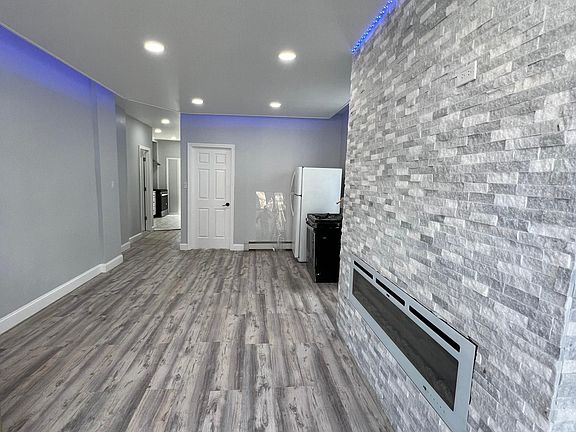 Living room (view 2)