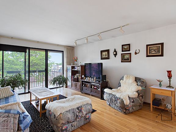 3rd image of 3821 N Narragansett Ave APT 3E