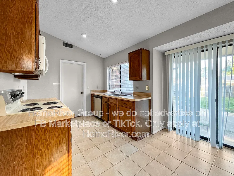 3 bed, 2.0 bath, 1260 sqft, $1,600 — Photo 2