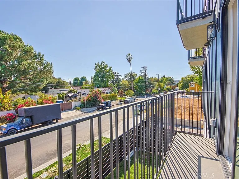 10719 Addison St — Photo 32