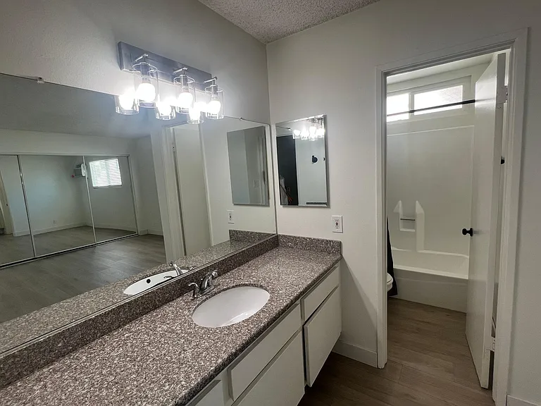 212 E Elmwood Ave — Photo 9