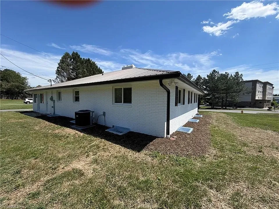 1354 Forrest Dr — Photo 4