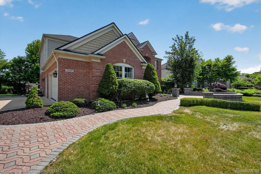 45094 Oak Forest Dr, Northville, MI - View 3