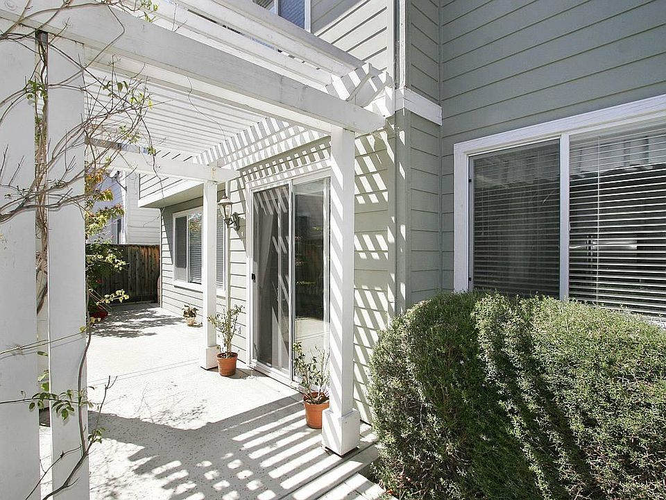 1st image of 906 Oakes St #906