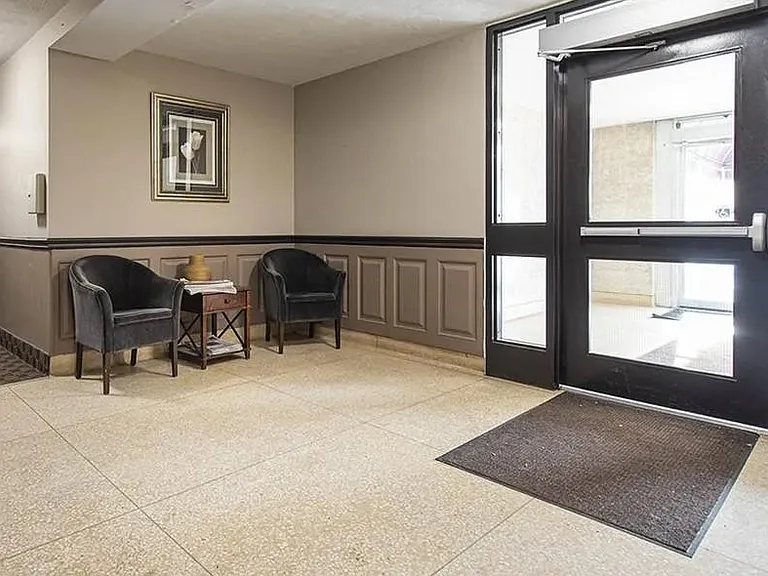 300 Mary St N #104 — Photo 7