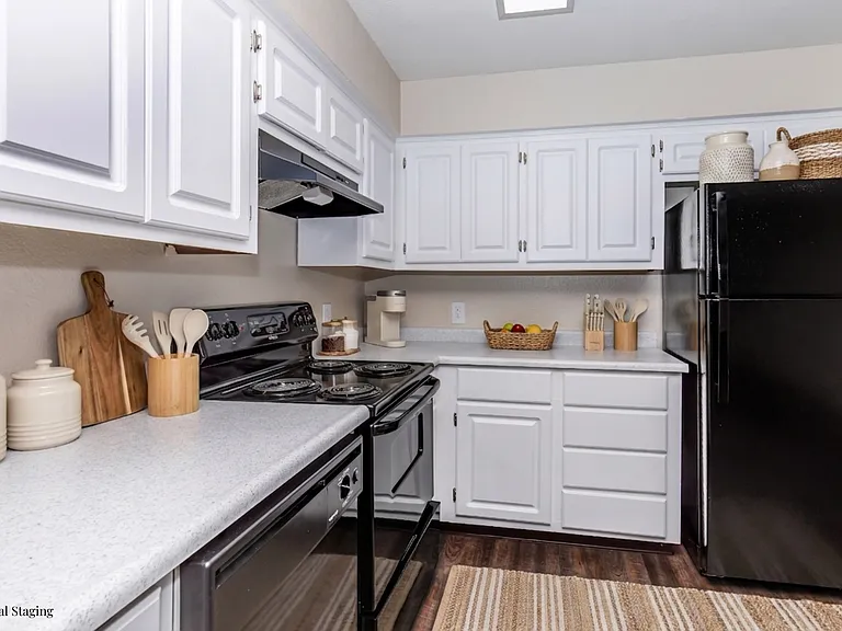 Foxwood Apartments — Photo 42