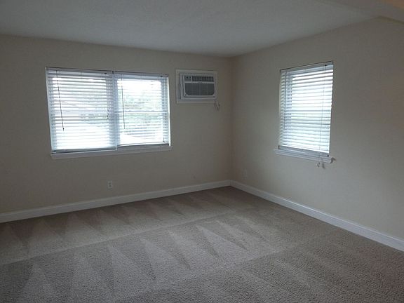 2nd image of 1009 Southpark Dr APT 7
