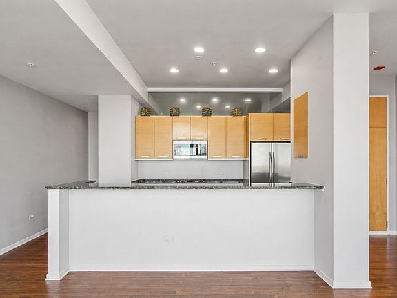 5th image of 500 W Superior St Unit 2002