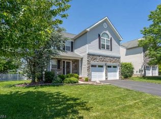1017 Jefferson Dr, Stewartsville, NJ 08886