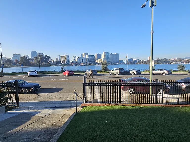 1400 Lakeshore Ave #10 — Photo 4