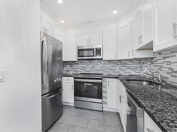 4th image of 174 Ashford Ave #B