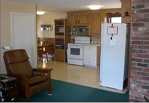 5th image of 270 W Main St