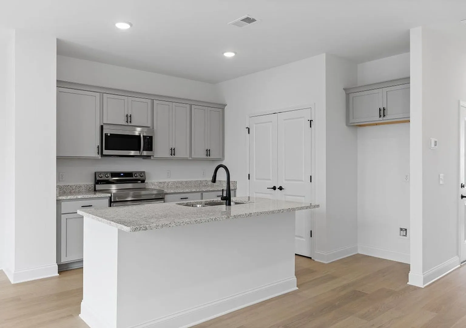 Beautiful 3-Bed Townhome at James Creek — Photo 4