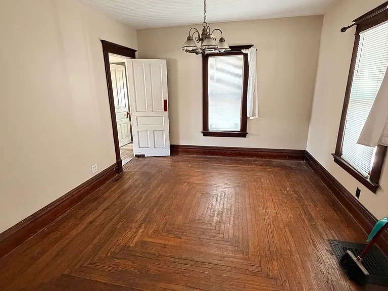 712 W Walnut St — Photo 5