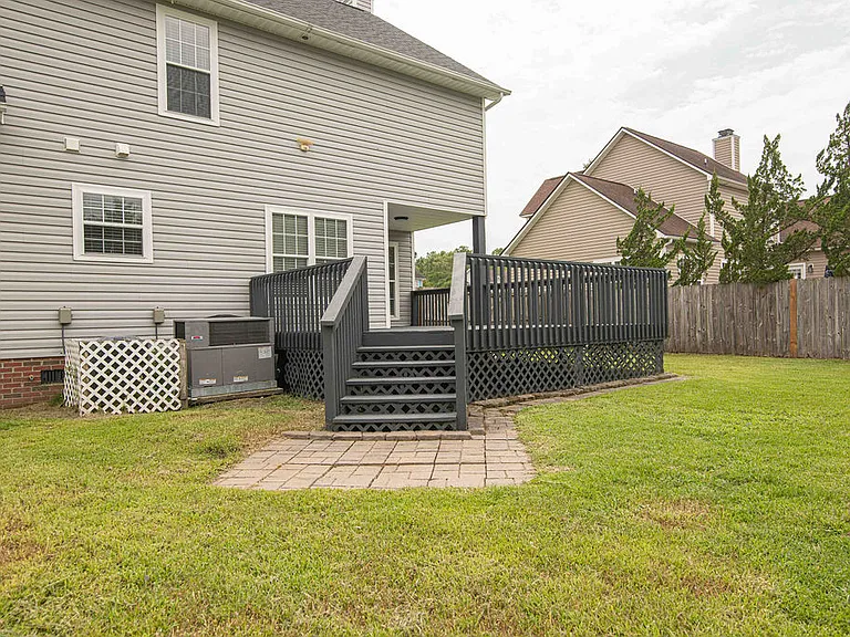 209 Lansing Ct — Photo 42