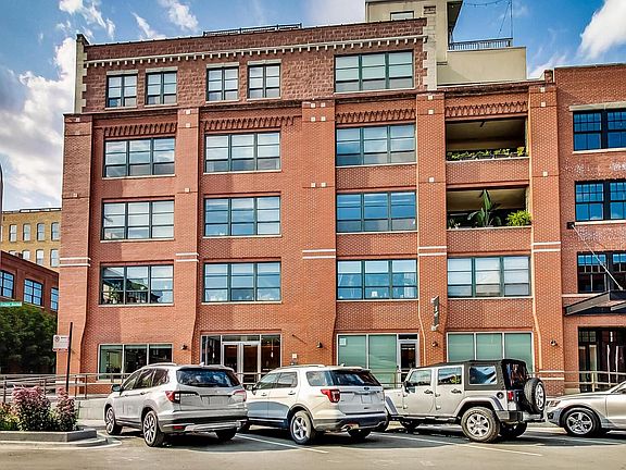 2nd image of 1118 W Fulton St #201