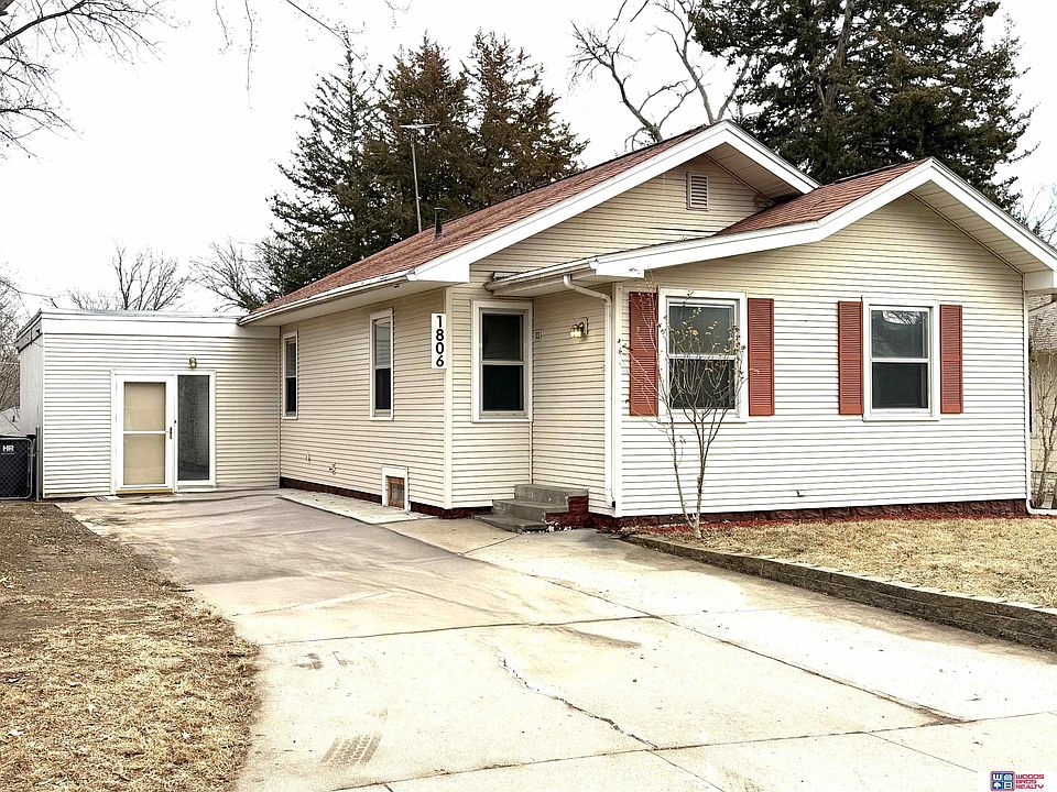 1st image of 1806 S 50th St
