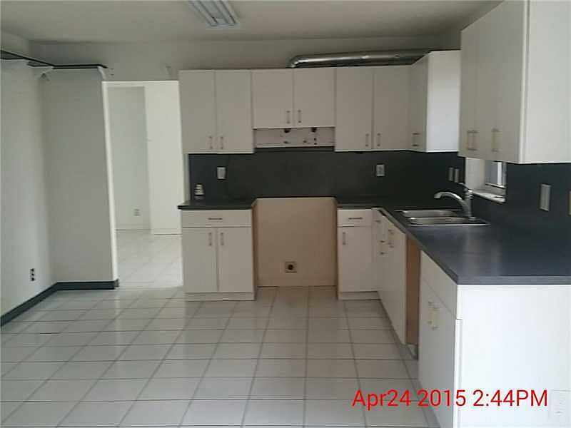2nd image of 10661 SW 67th St