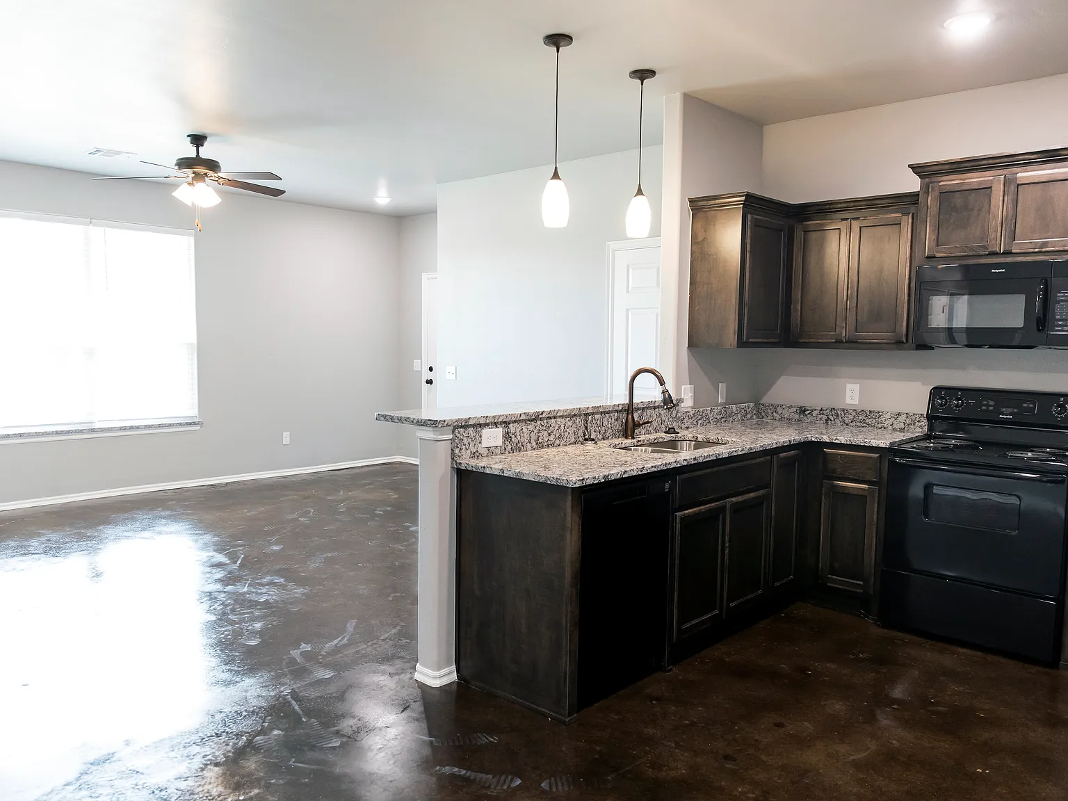 3 bed, 1250 sqft, $1,600 — Photo 2