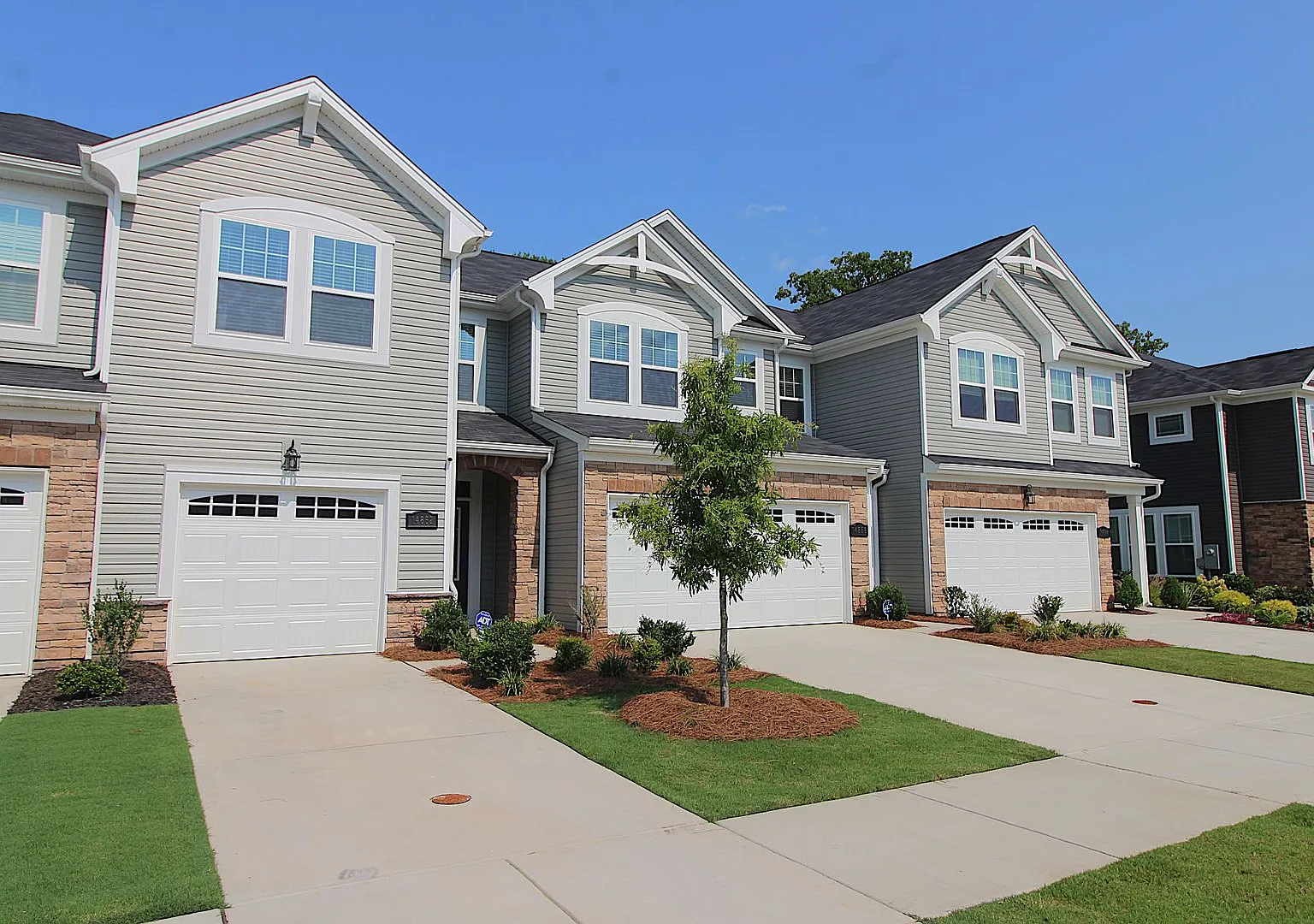 Stylish & Spacious Townhome in Steele Creek — Photo 2