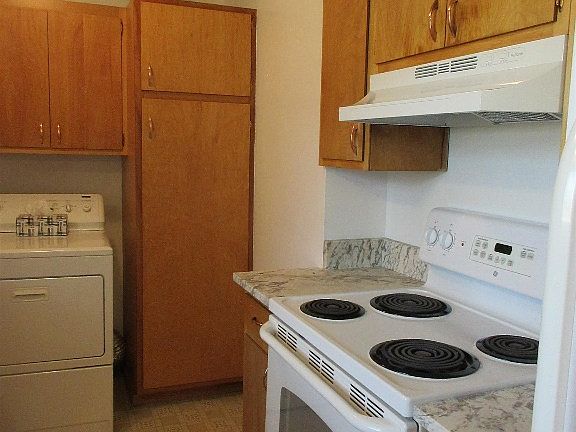 5th image of 736 Oak St