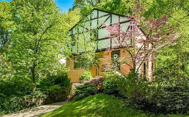 208 Valley Dr photo 1