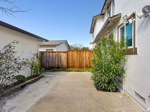 5th image of 1360 Road Runner Ter APT H