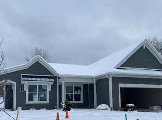 4712 Knapp Bluff Dr NE, Grand Rapids, MI 49525