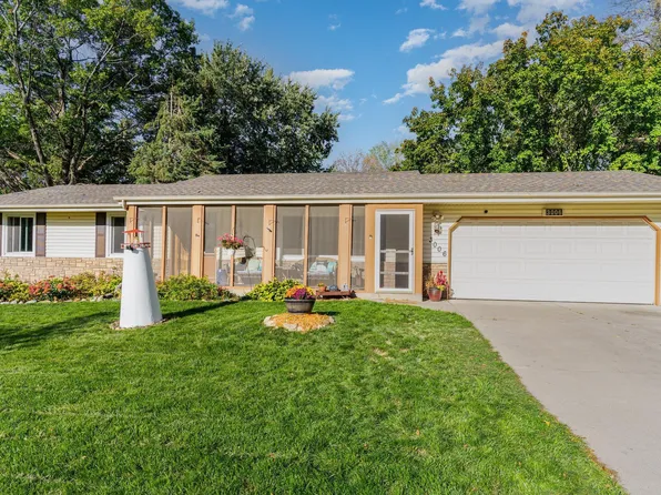 3006 Selkirk Dr, Burnsville, MN 55337