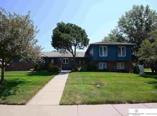 5705 Oak Hills Dr, Omaha, NE 68137
