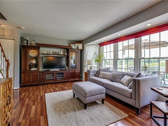 5th image of 408 Pin Oak Dr