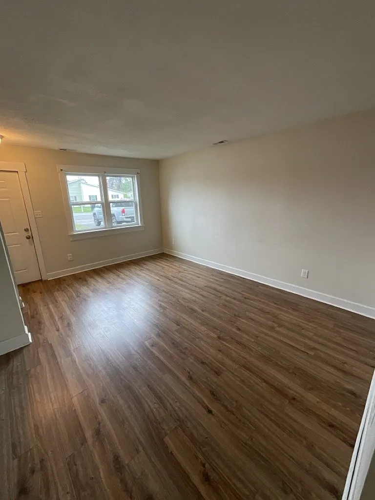 2 bed, 1.0 bath, 1000 sqft, $975 — Photo 2