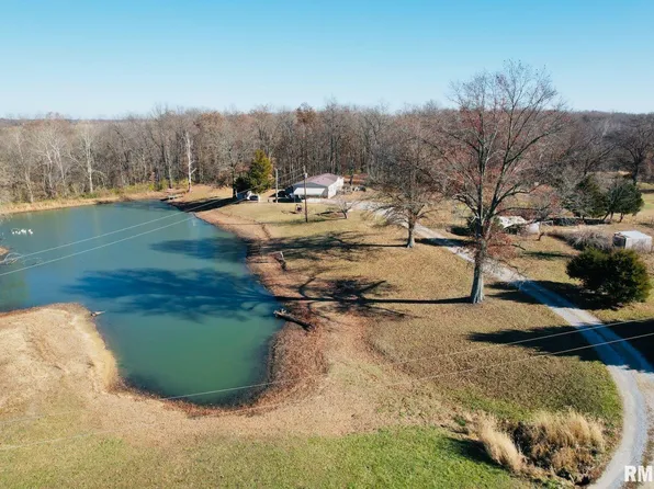 5339 E Dix Irvington Rd, Walnut Hill, IL 62893